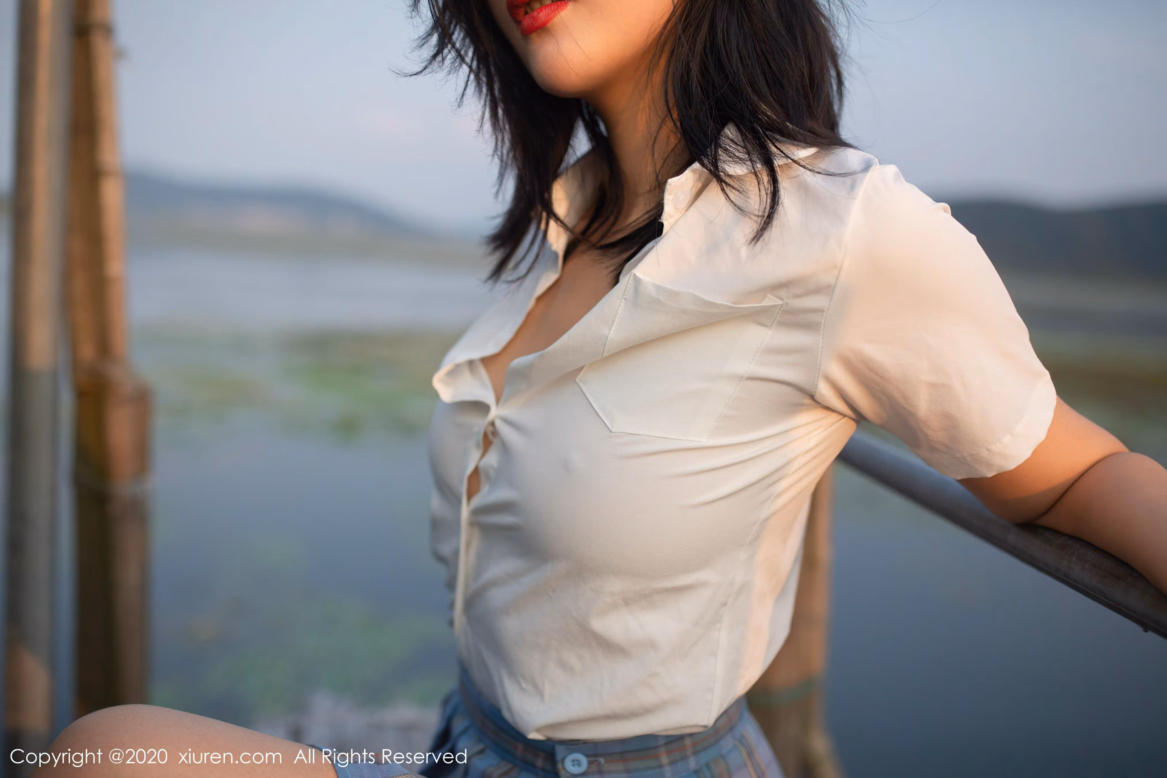 就是阿朱啊身穿白色开襟衬衫搭配JK短裙湖畔摆拍